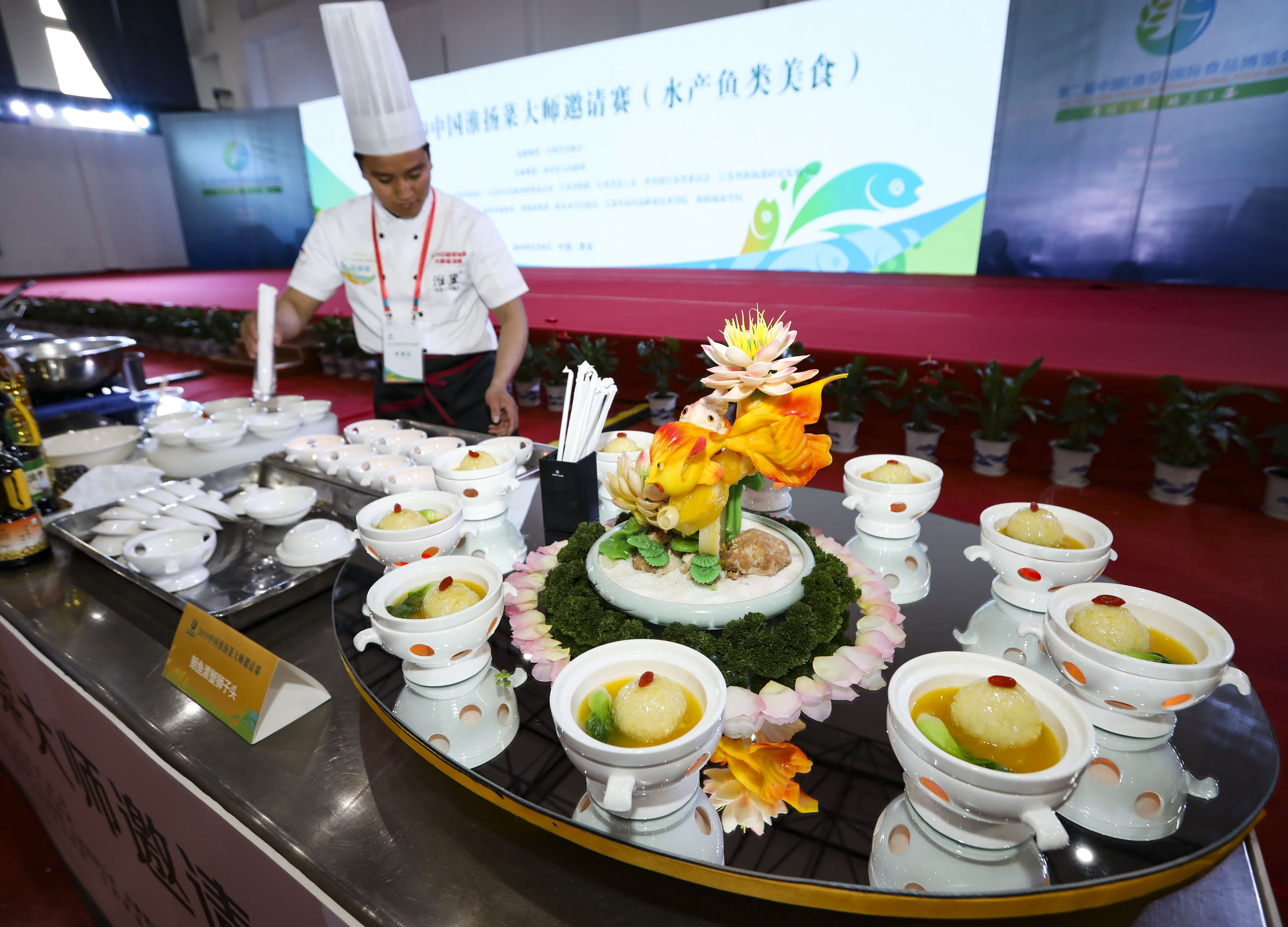 5月8日,在2019中国淮扬菜大师邀请赛上,厨师在现场烹饪.