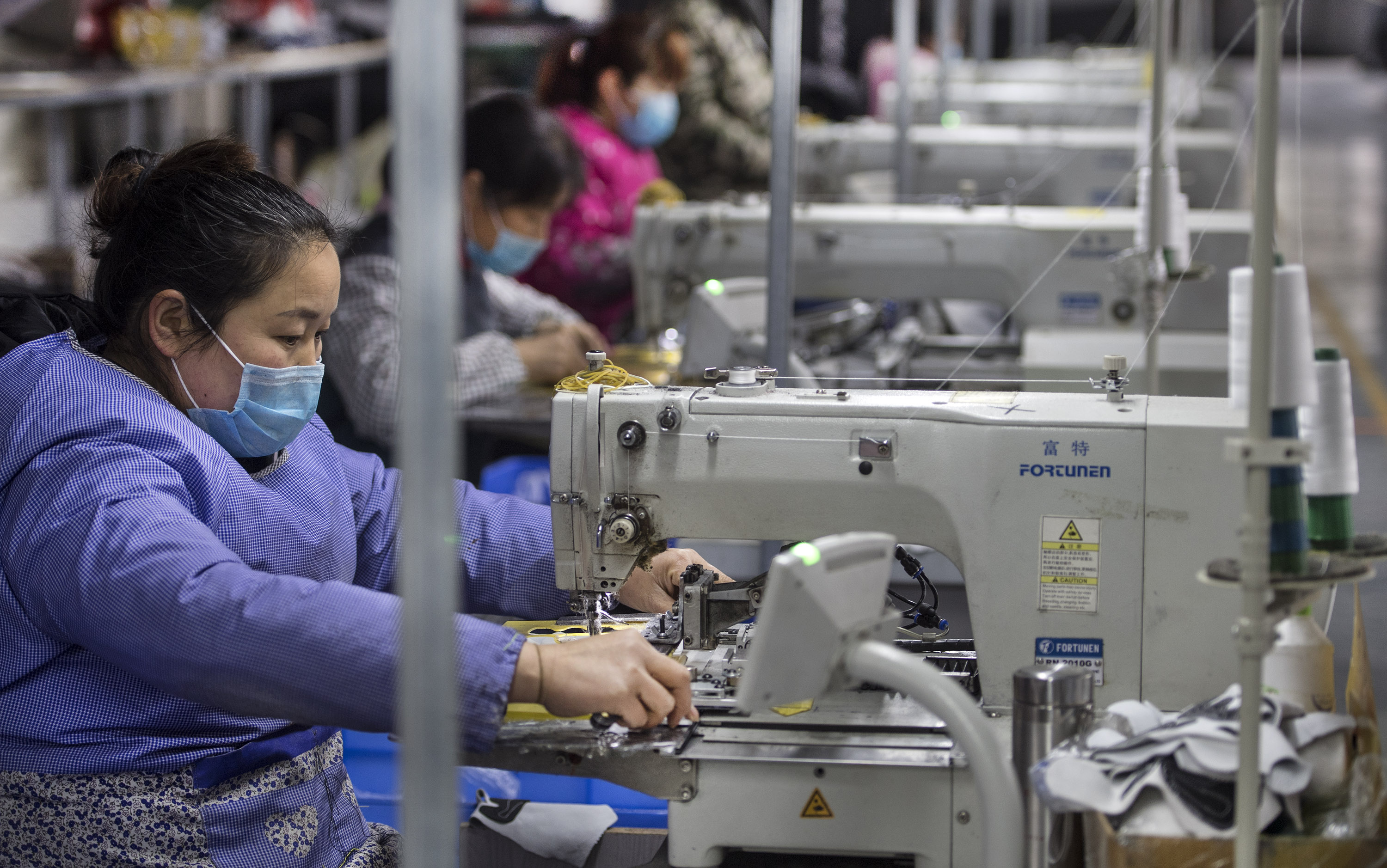 3月2日,平利县工业园区嘉鸿手套厂的员工在绣花车间加工产品.
