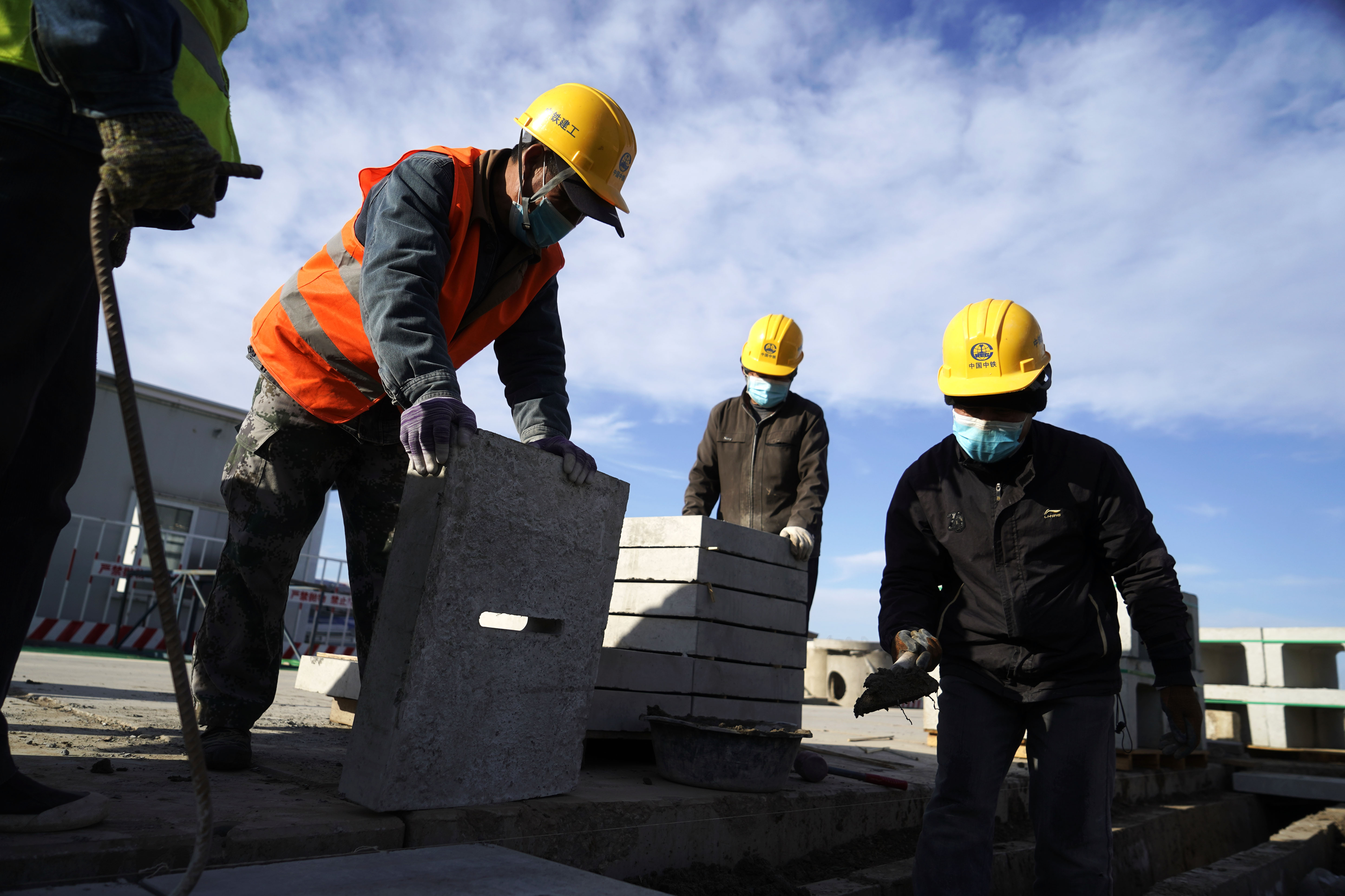 3月10日,中铁建工的工人在工地施工.