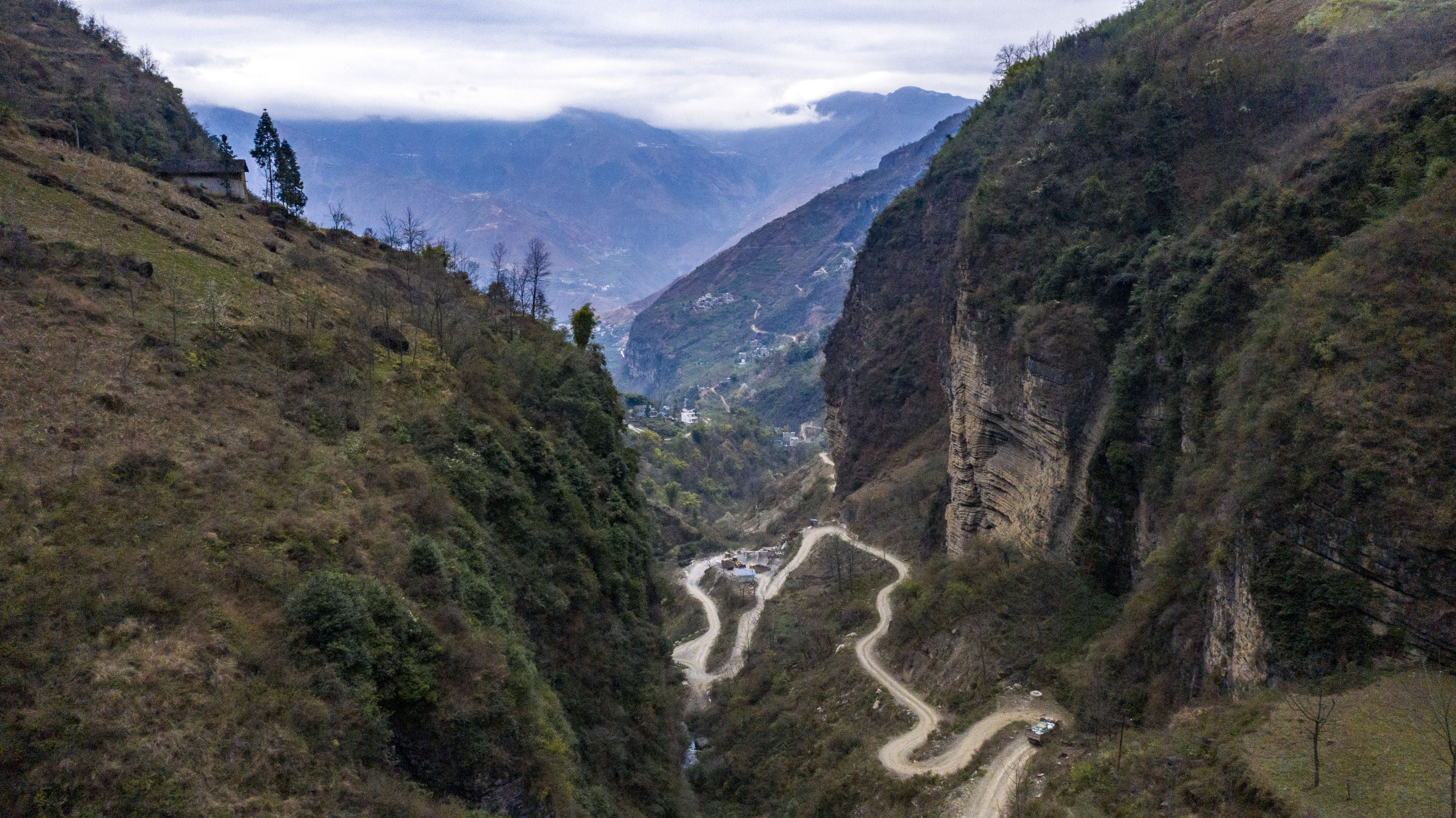 搬家的货车行驶在云南省永善县大兴镇骆丘村通往山外崎岖的山路上(3