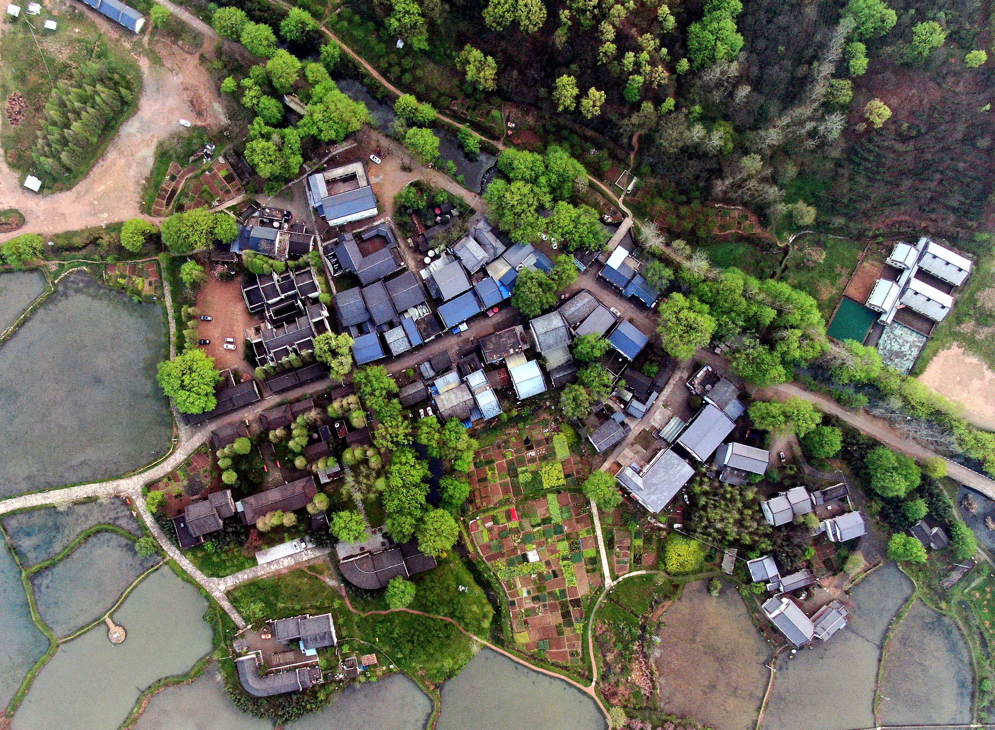 这是3月26日拍摄的河南省信阳市新县西河村(无人机照片).