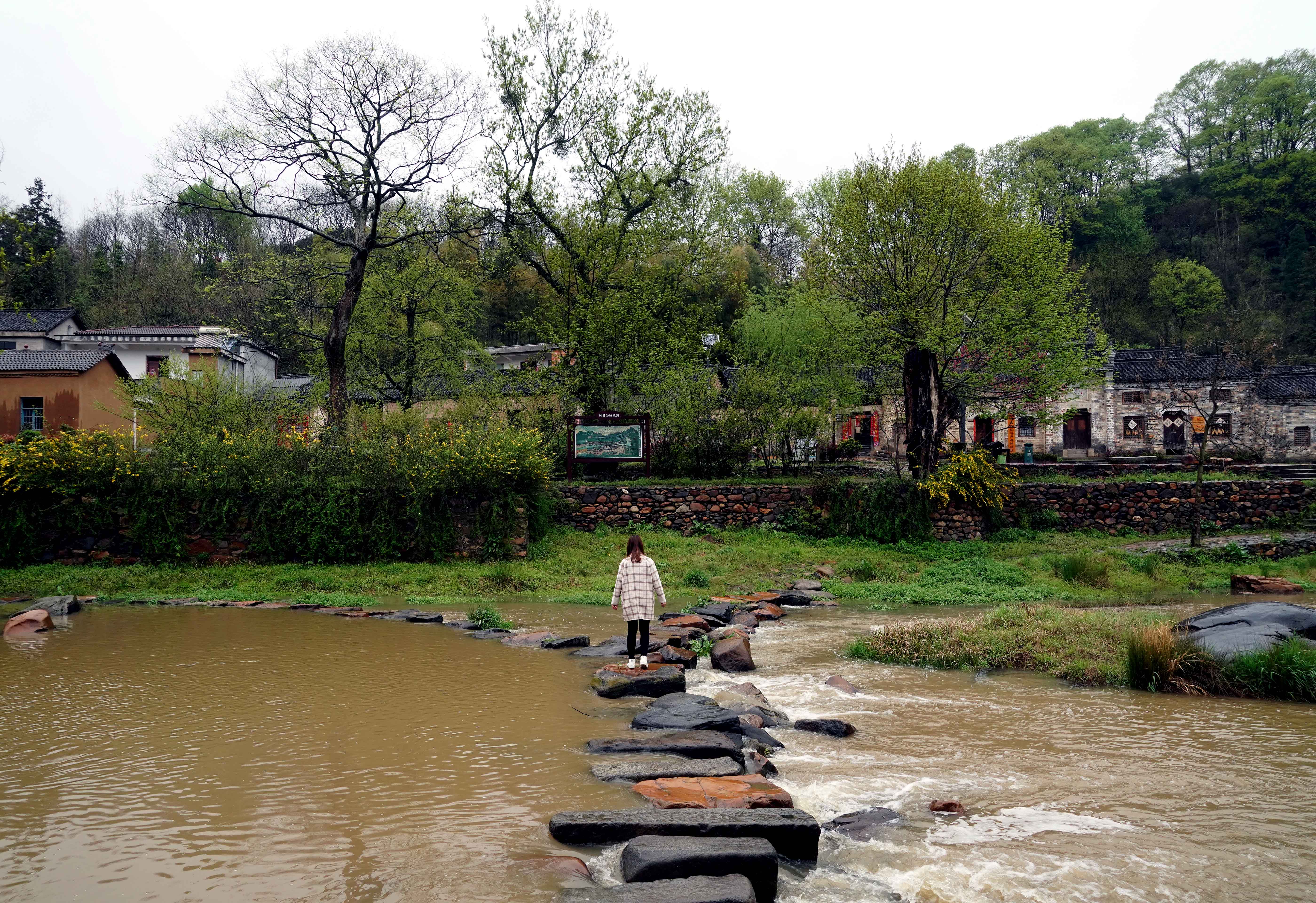 这是河南省信阳市新县西河村一景(3月26日摄).