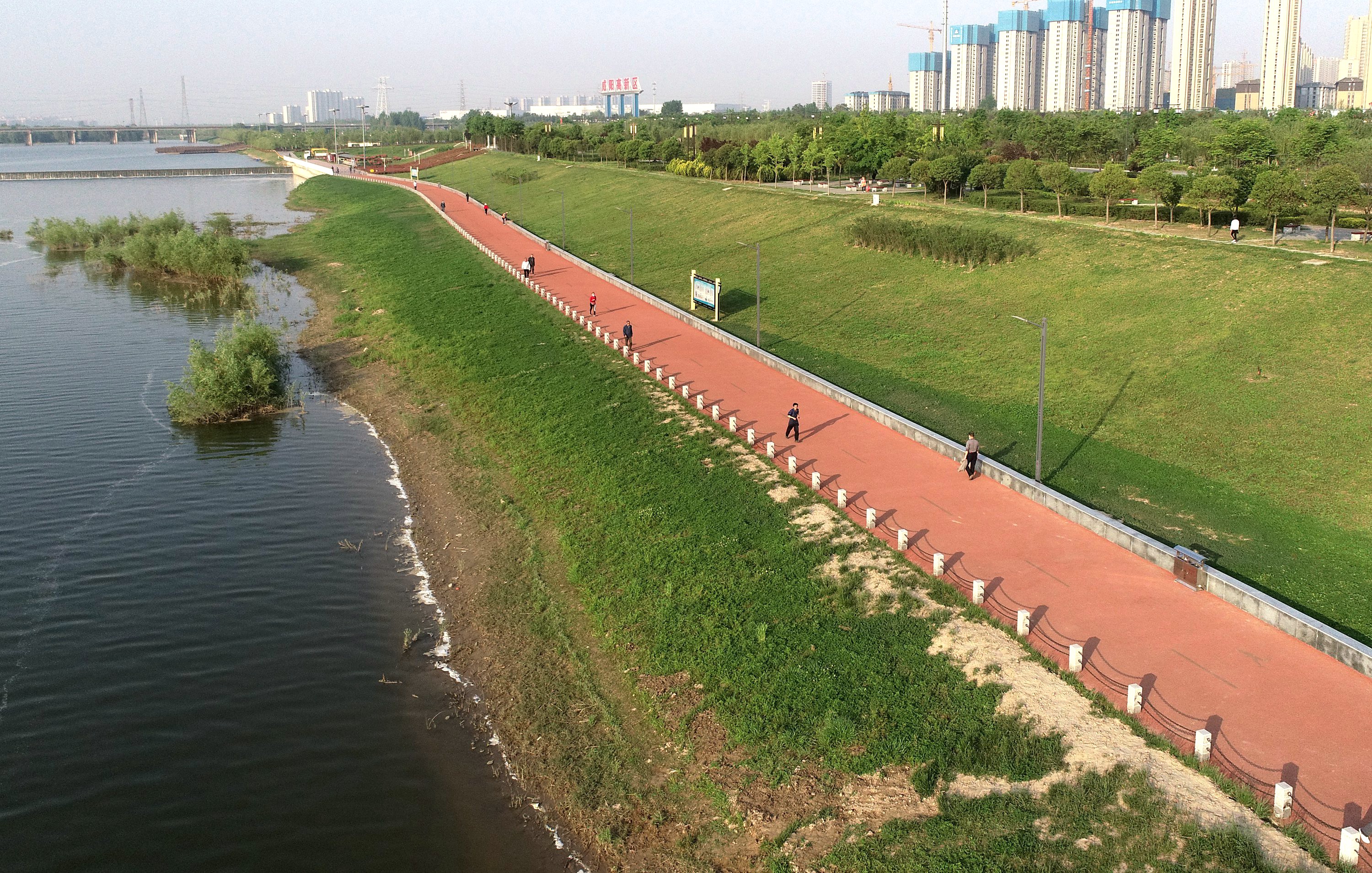 这是4月28日拍摄的咸阳湖景区(无人机照片).