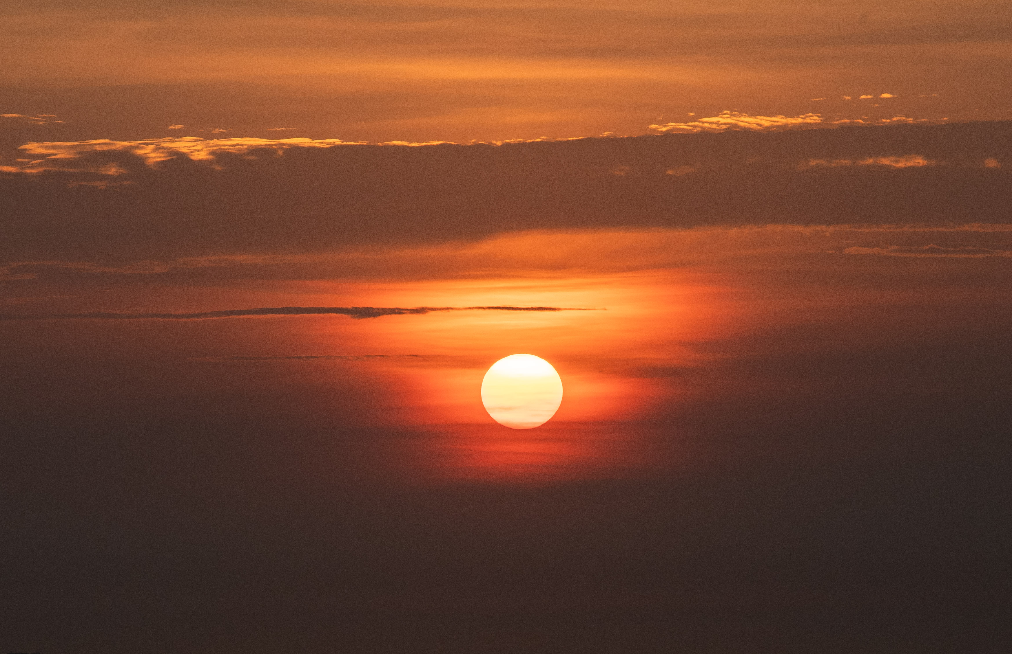 落日余晖映海口