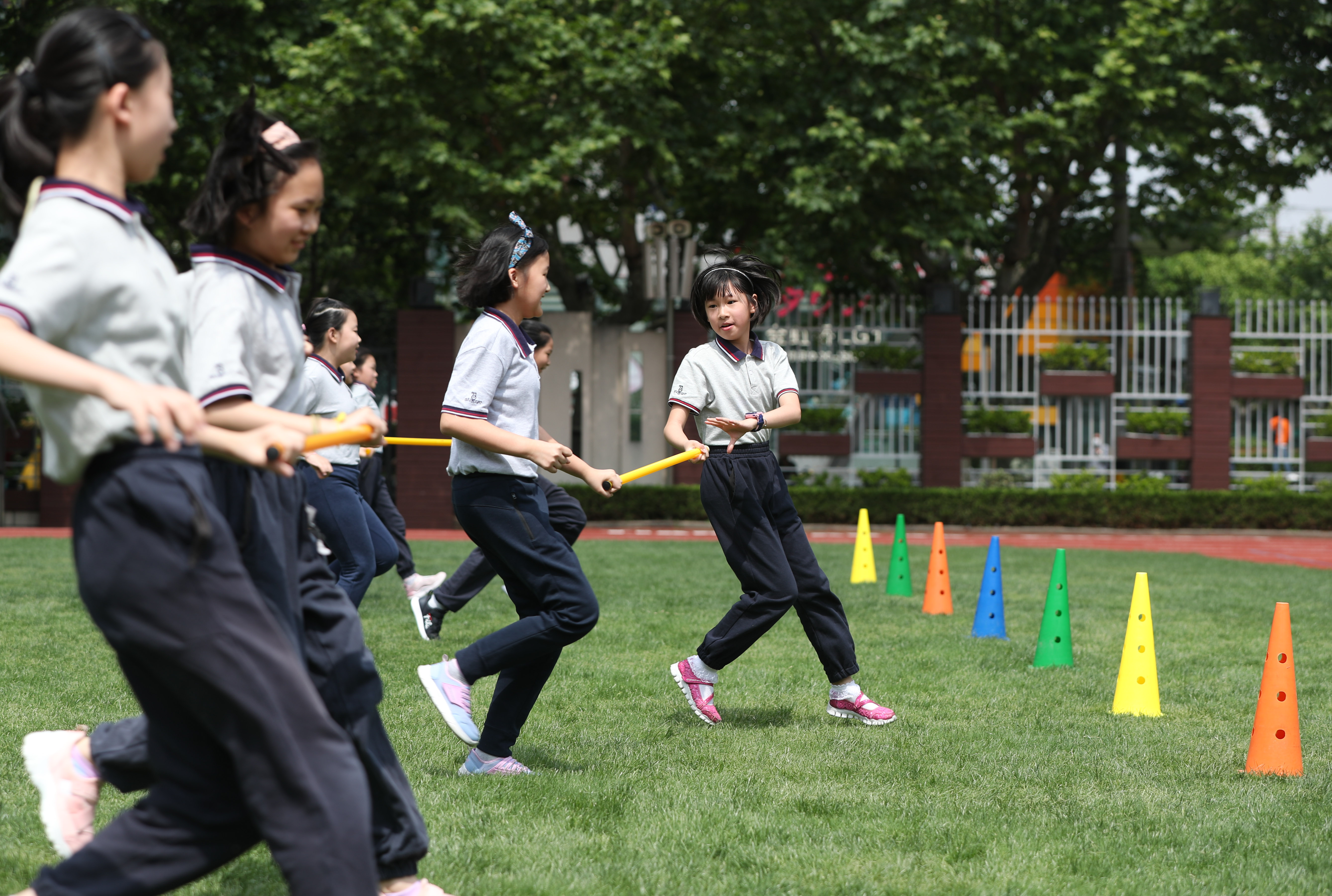 5月22日,上海市长宁区天山第一小学的学生在上体育课.
