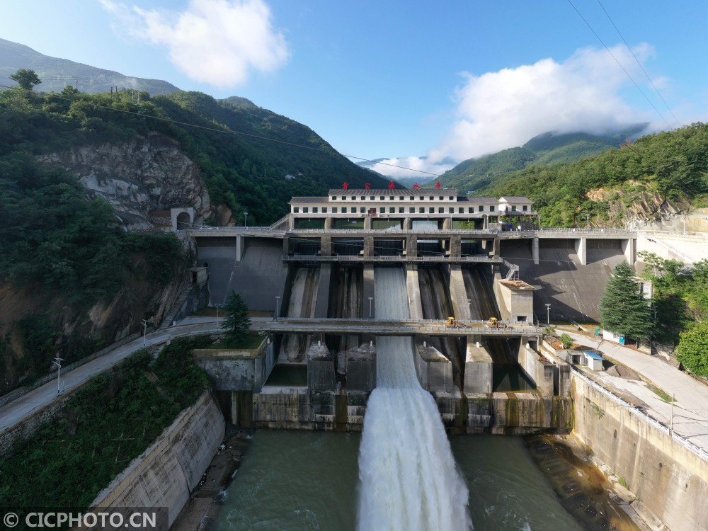 2020年7月27日,湖北省襄阳市保康县马桥镇雷公滩水库进行泄洪作业