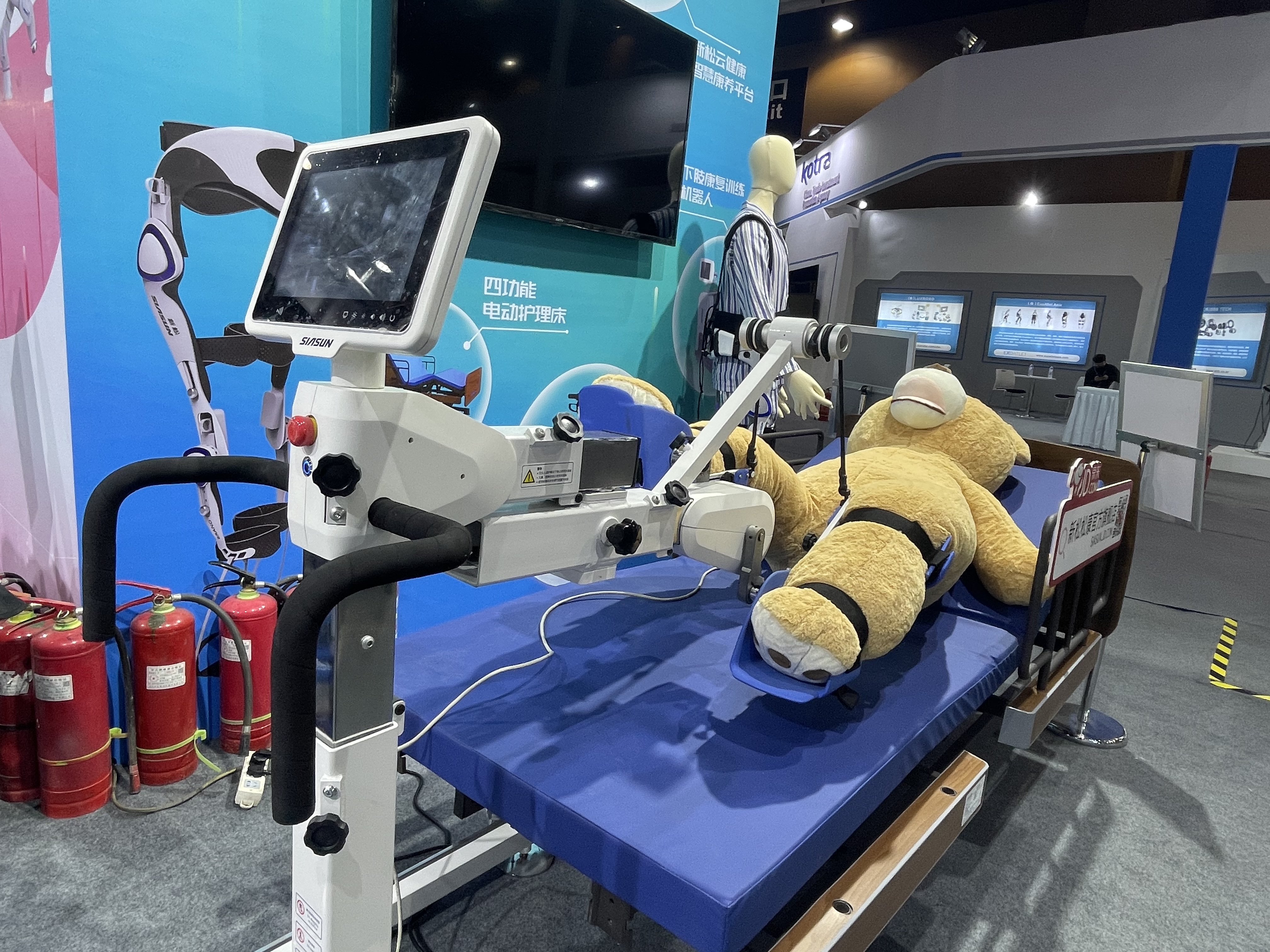沈阳新松机器人自动化股份有限公司展出的智能康复训练床.