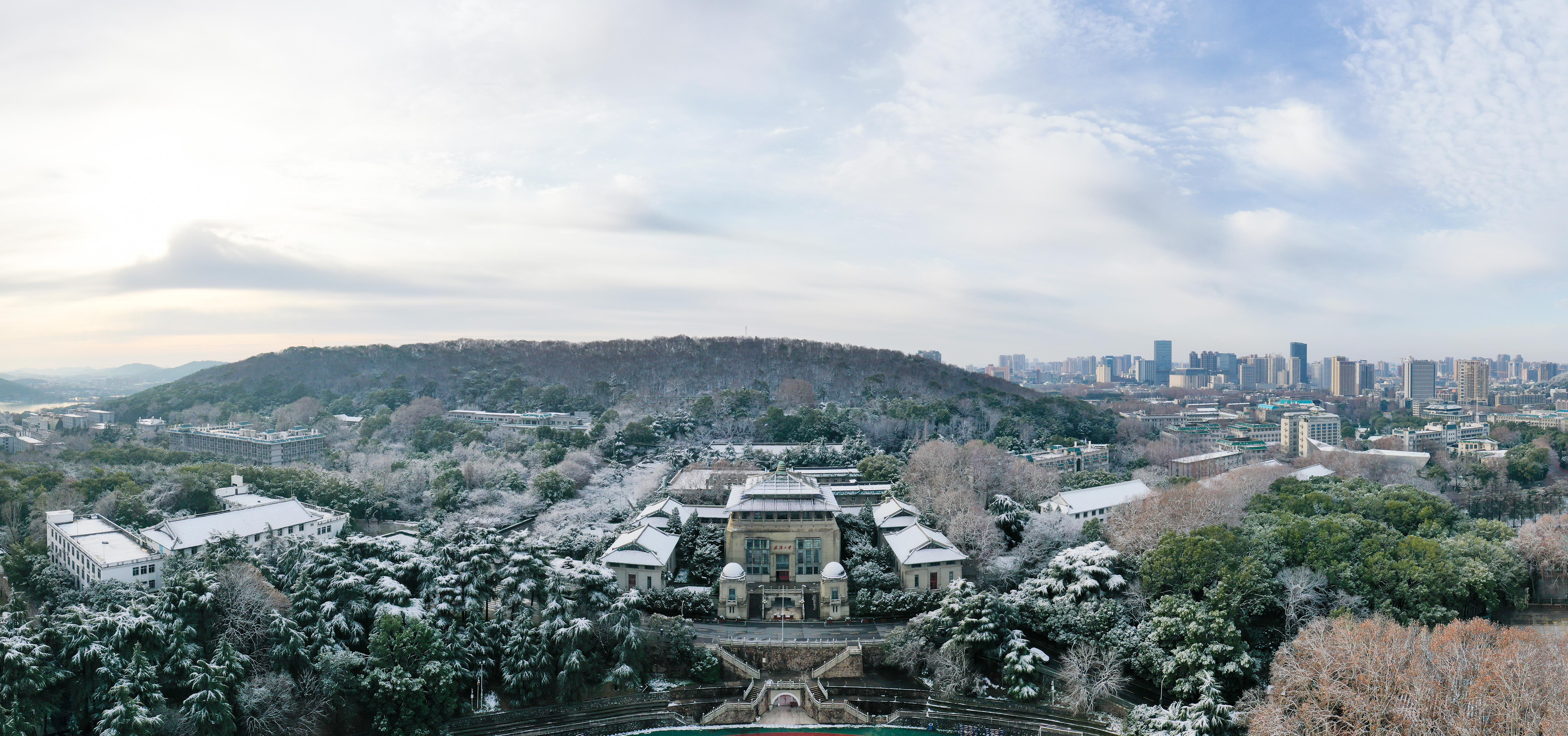 这是2月16日拍摄的雪后的武汉大学行政楼等建筑和珞珈山(无人机照片