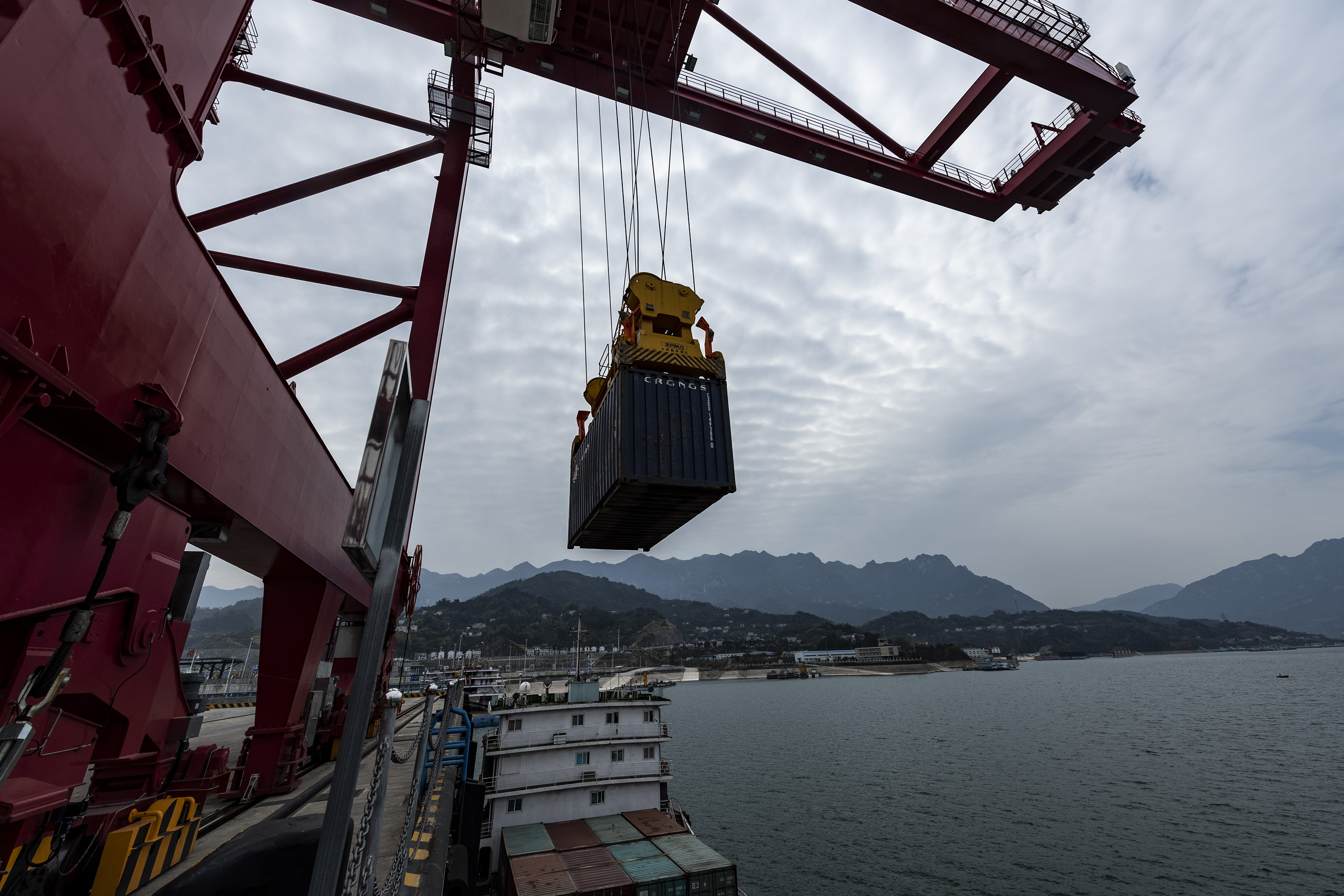 三峡枢纽秭归港应急翻坝转运恢复营运